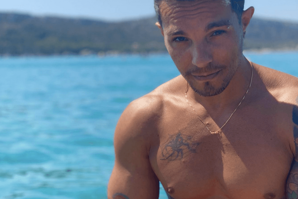 Marco Carta canta Supernova: “Rischia tutto sbattimi in un vicolo” – AUDIO