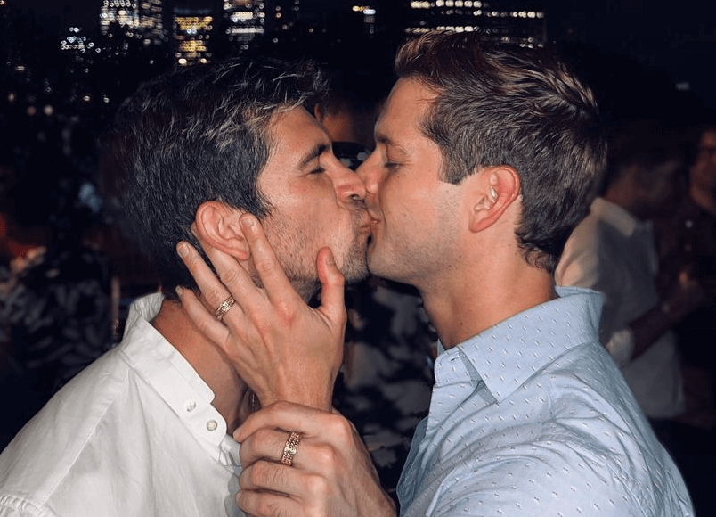 Max Emerson sposa Andrés Camilo. Il dolce annuncio social, le foto