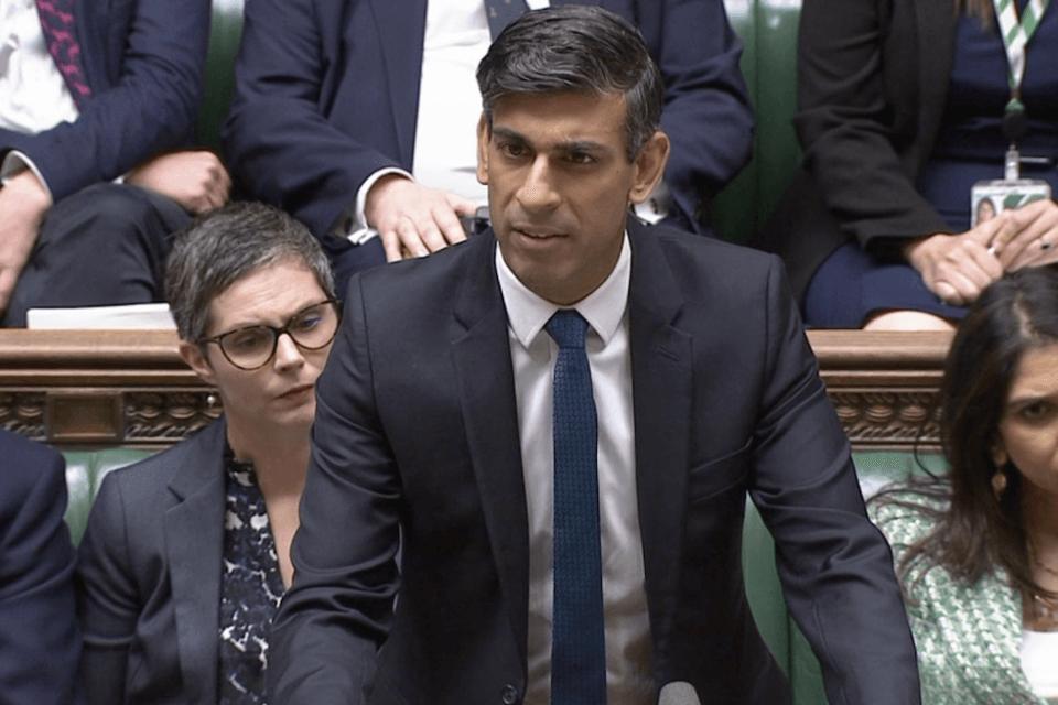Rishi Sunak si scusa con i veterani LGBTQ+, definendo il passato divieto militare UK uno “spaventoso fallimento”