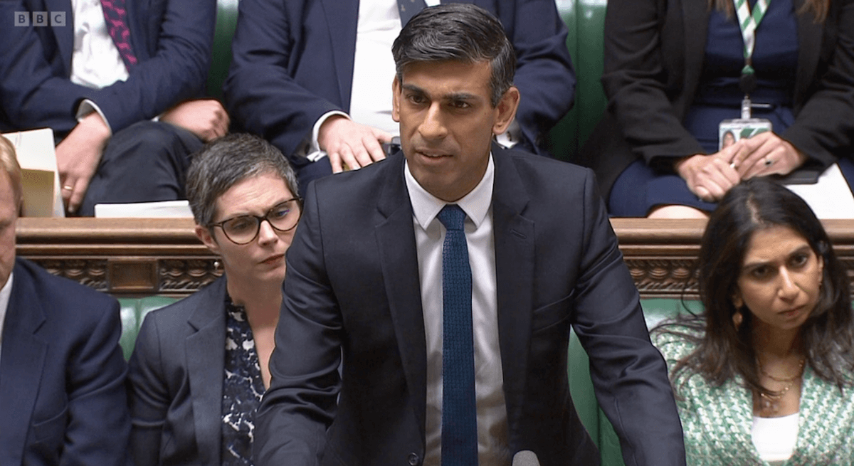 Rishi Sunak si scusa con i veterani LGBTQ+, definendo il passato divieto militare UK uno “spaventoso fallimento”