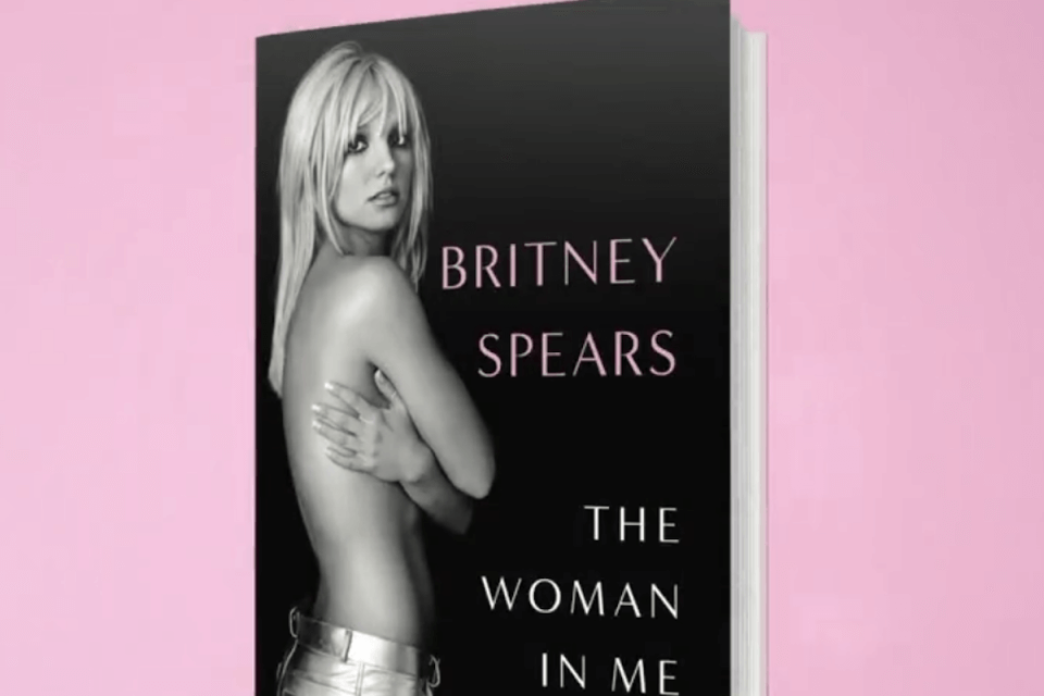 The Woman in Me, guerra di offerte tra studios per tramutare l'autobiografia di Britney Spears in film - The Woman in Me cover e data duscita dellautobiografia di Britney Spears - Gay.it