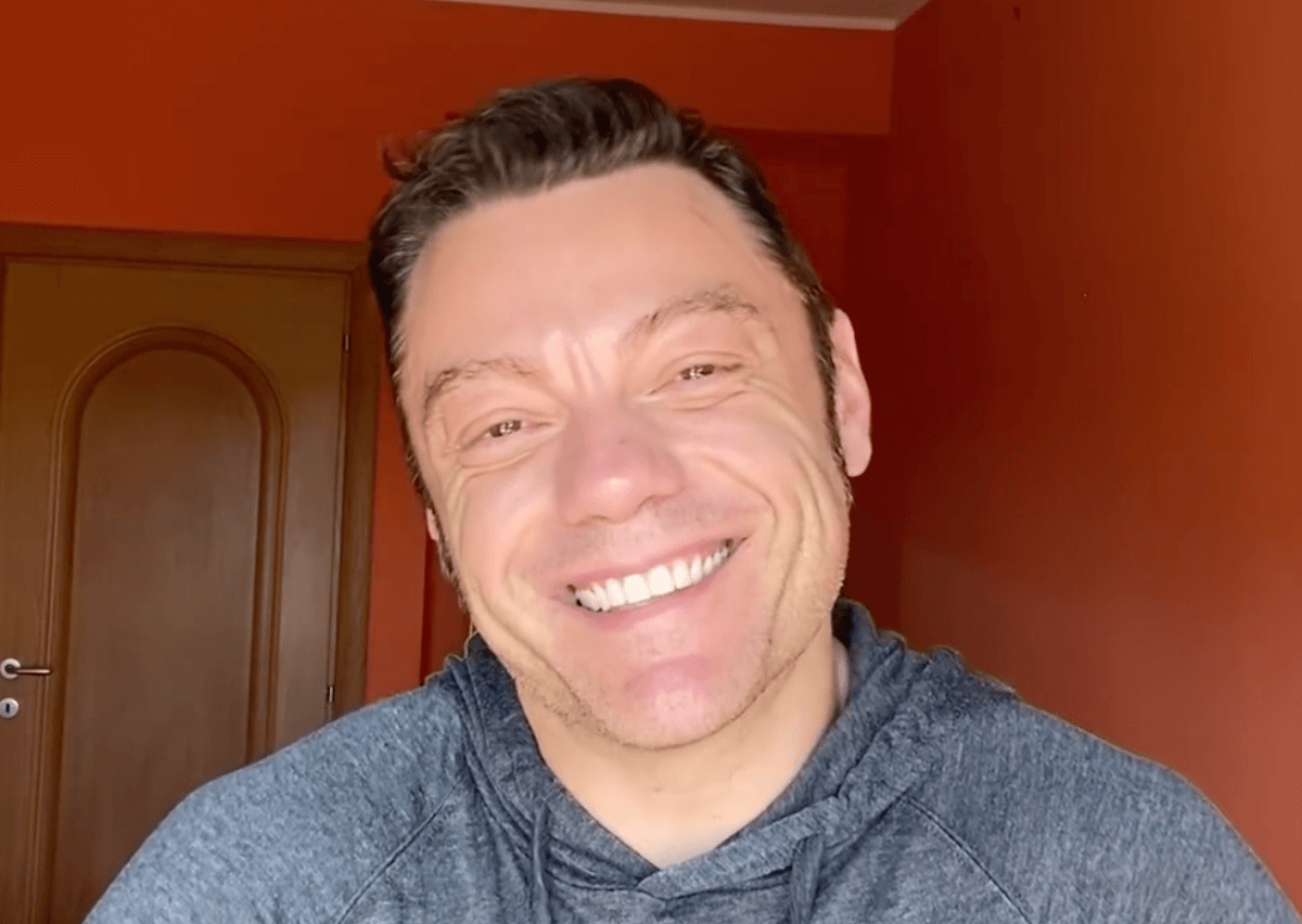 Tiziano Ferro commosso ringrazia i fan: “Non siate preoccupati per me, è in arrivo una sorpresa assurda” – VIDEO