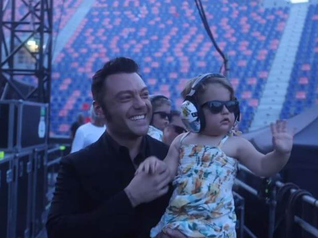 Tiziano Ferro ha un nodulo a una corda vocale: le reazioni di amici, colleghi e fan