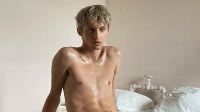 Troye Sivan, in slip di pizzo per il lancio della nuova era discografica con The Shards