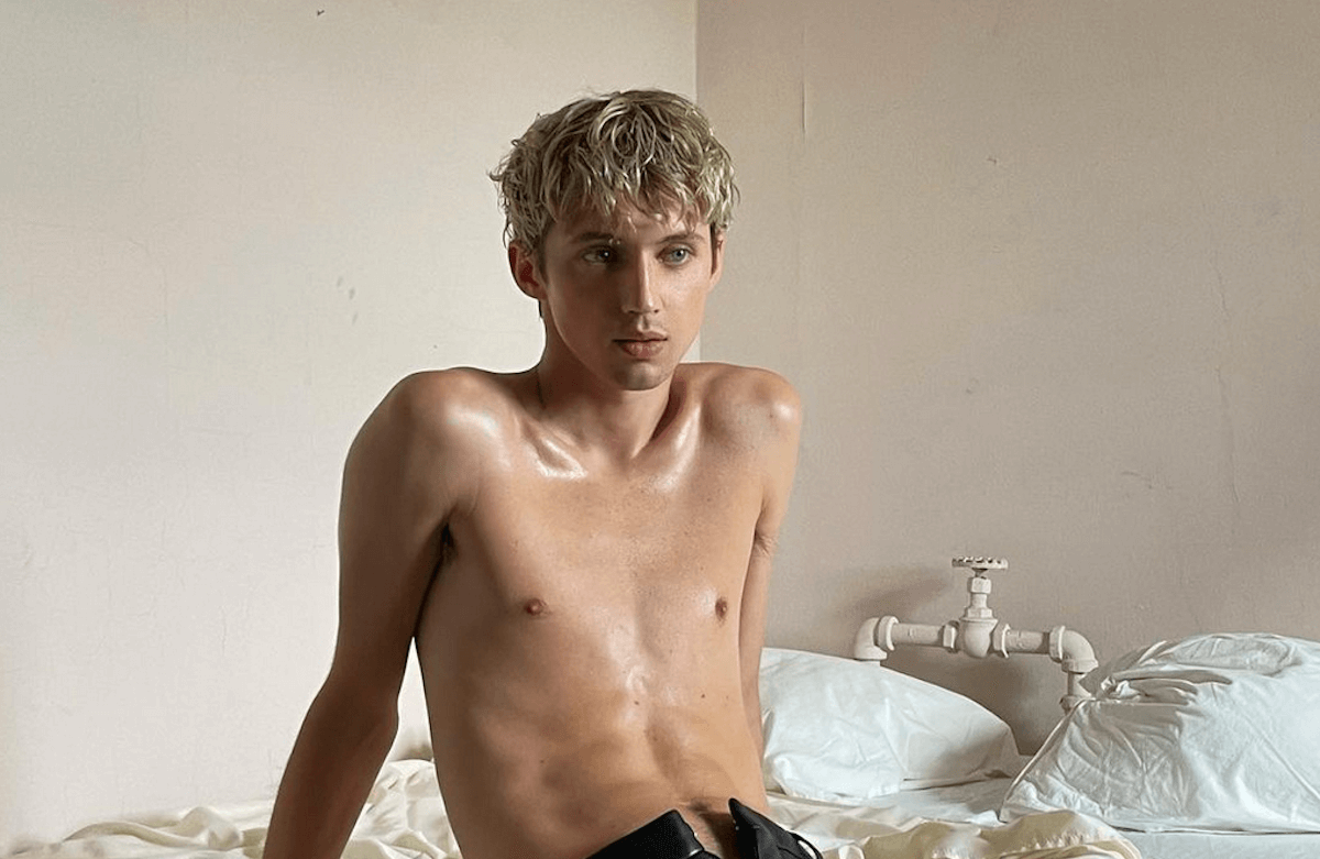 "Troye Sivan sta invecchiando", la replica del cantante ad un chirurgo: "Non sono più così magro nè così twink, ma sono orgoglioso di me stesso" - Troye Sivan - Gay.it