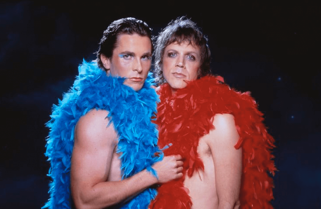 I film LGBTQIA+ della settimana 24/30 luglio tra tv generalista e streaming - Velvet Goldmine - Gay.it