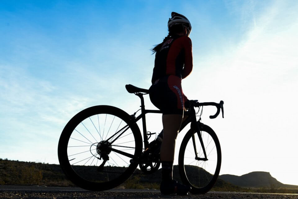 Da oggi le donne trans non potranno più competere in gare di ciclismo internazionale. L’annuncio UCI