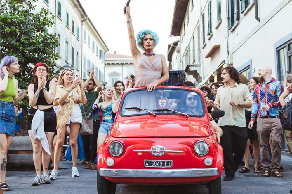 Prato, la drag queen Maxima Jones insultata e derubata, evitata l’aggressione grazie al pubblico che l’ha difesa