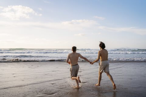Spiagge naturiste, gay friendly e non solo: l'estate LGBT+ in Toscana nel 2023 - gay men beach - Gay.it