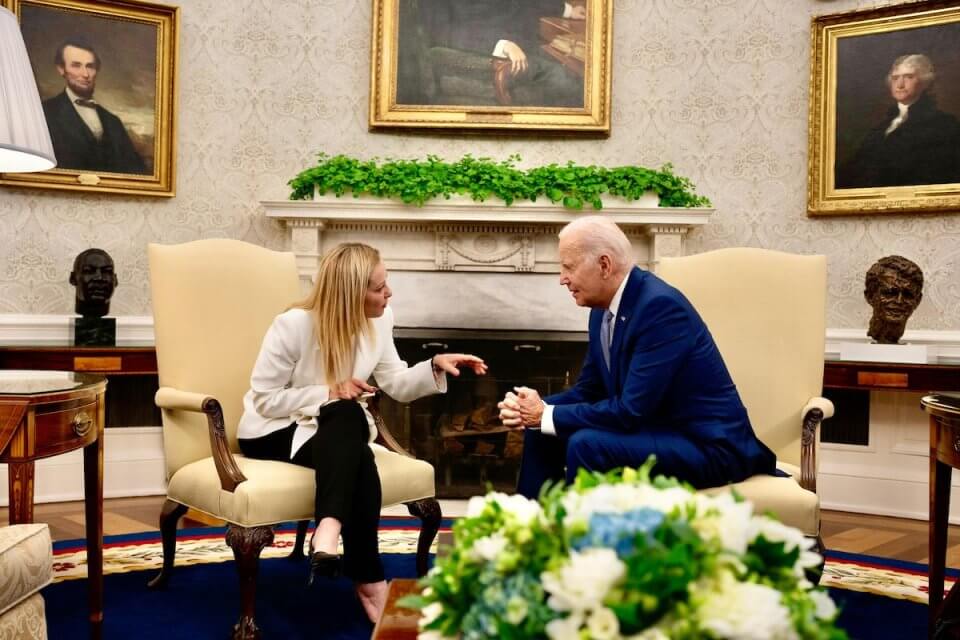 Joe Biden e l’incontro con Giorgia Meloni: “Il presidente USA ha sollevato la questione dei diritti LGBTQIA+” - giorgia meloni e joe biden - Gay.it