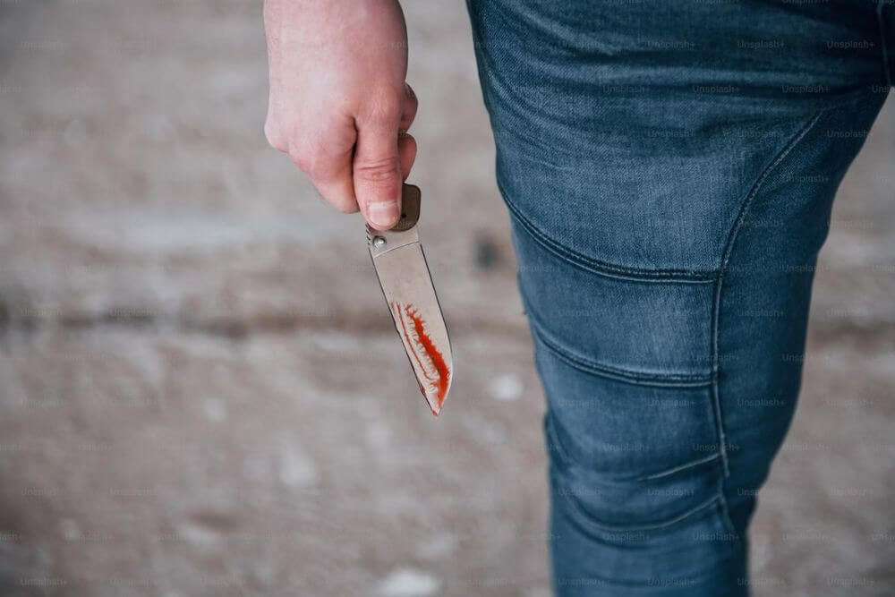 Torino, tagliato un orecchio dopo la brutale aggressione a una coppia di uomini