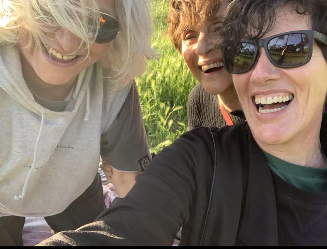 Addio Carmen Pignataro, luce del teatro femminista e queer - 1 carmen pignataro con federica tuzi e carla fabi foto di federica tuzi - Gay.it