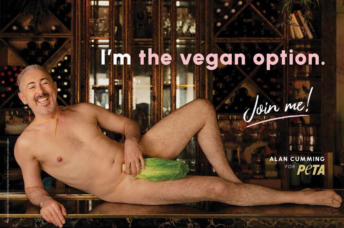 Alan Cumming nudo per la PETA: “Sono l’opzione vegana. Unisciti a me!”