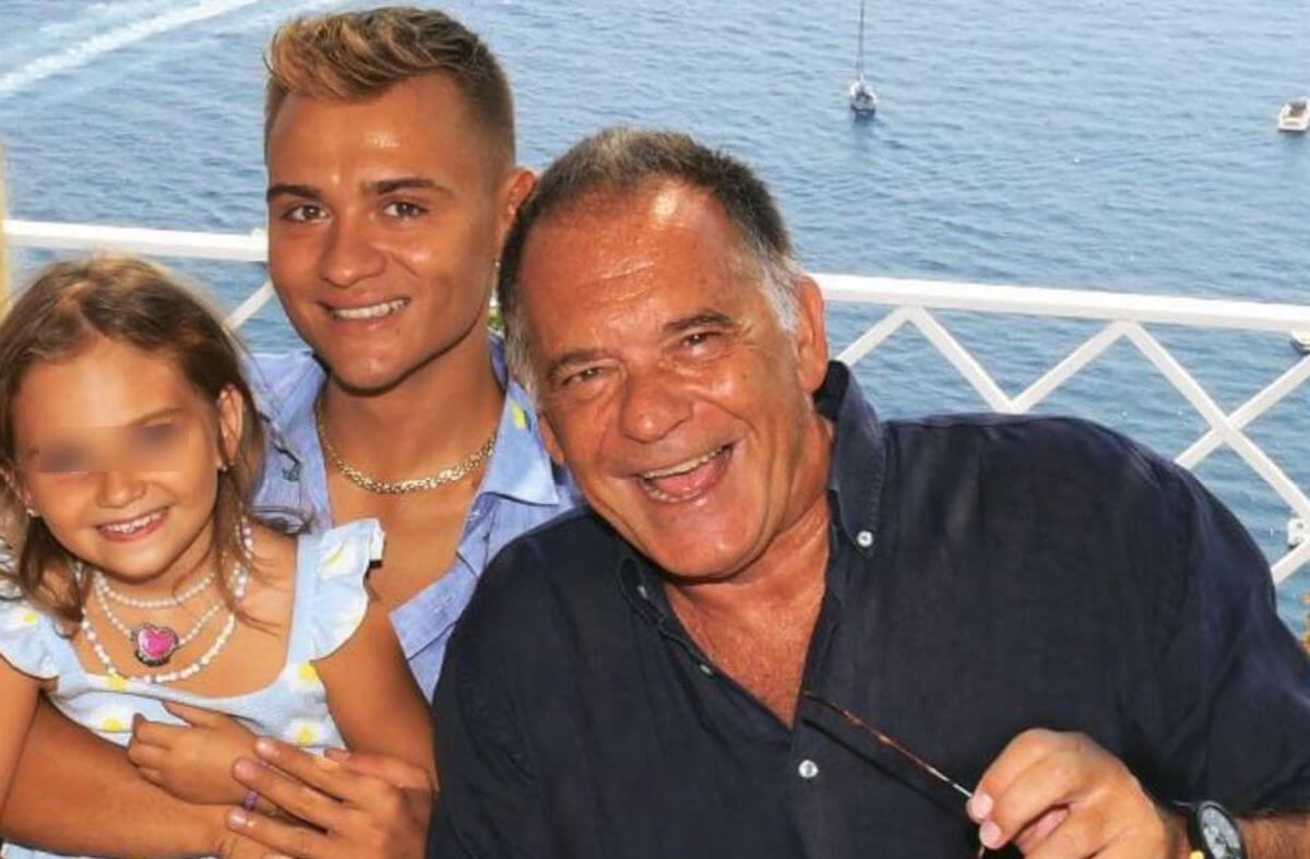 Alessandro Cecchi Paone e Simone Antolini, torbide fake news che infangano la coppia: "Saremo in tre" (ma non è come sembra) - Alessandro Cecchi Paone e Simone Antolini 2 censored - Gay.it