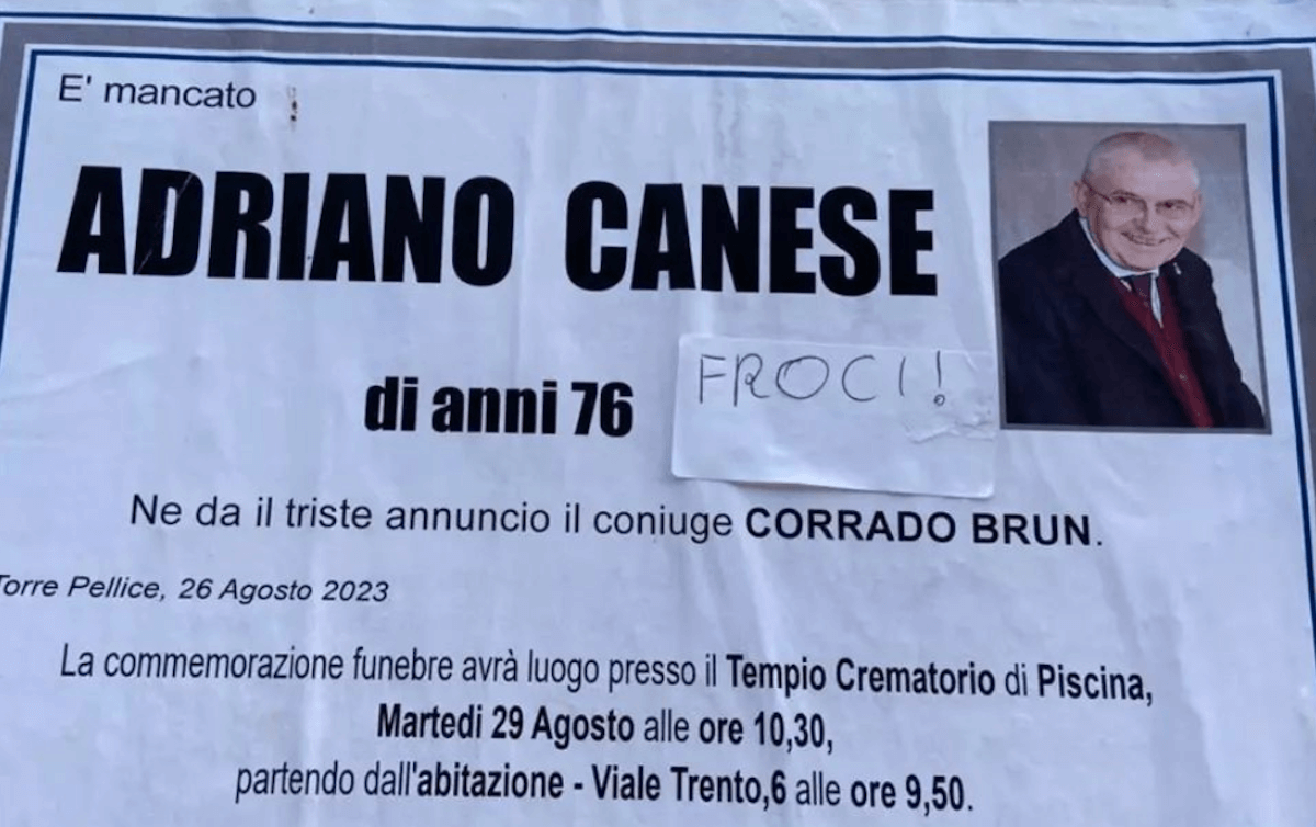 Corrado e Adriano, è omofobia anche dopo la morte. Imbrattato il manifesto funebre: “Fr*ci!”