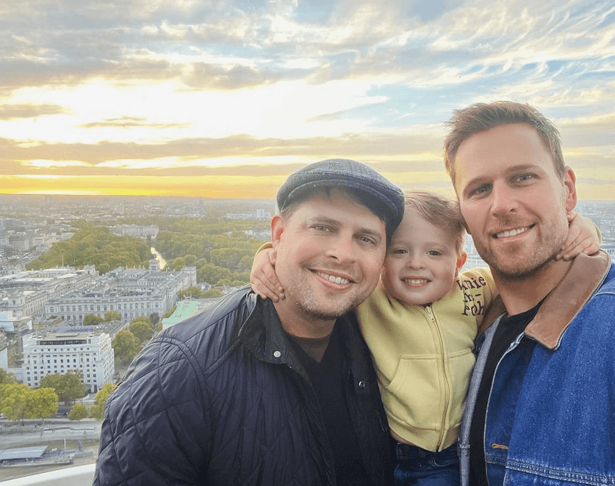Dan Amboyer di Dynasty e Younger è ridiventato papà al fianco dell'amato Eric - Dan Amboyer e figlio - Gay.it