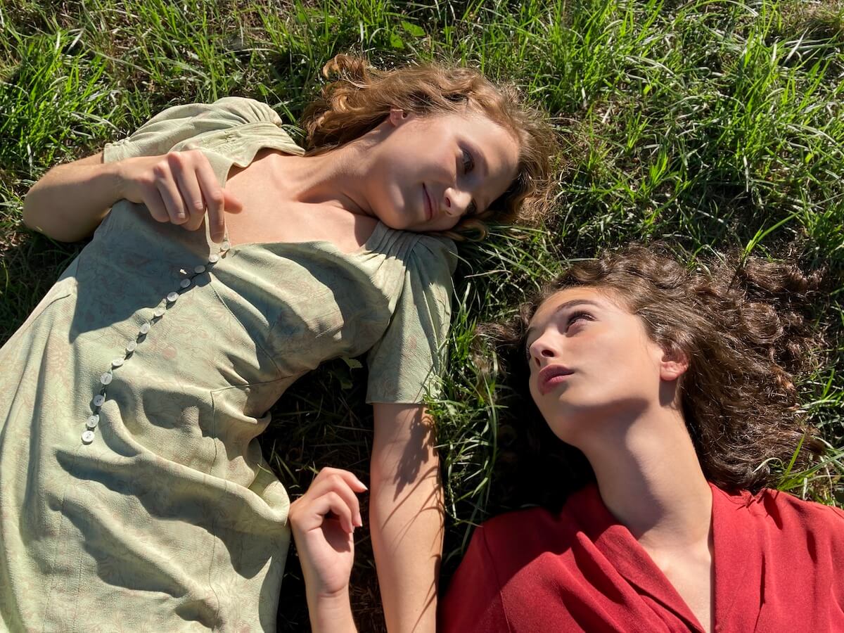 La Bella Estate, il trailer del film LGBTQIA+ di Laura Luchetti che celebra la libertà di scegliere come amare - LA BELLA ESTATE nella foto Yile Yara Vianello e Deva Cassel c Kino produzioni - Gay.it