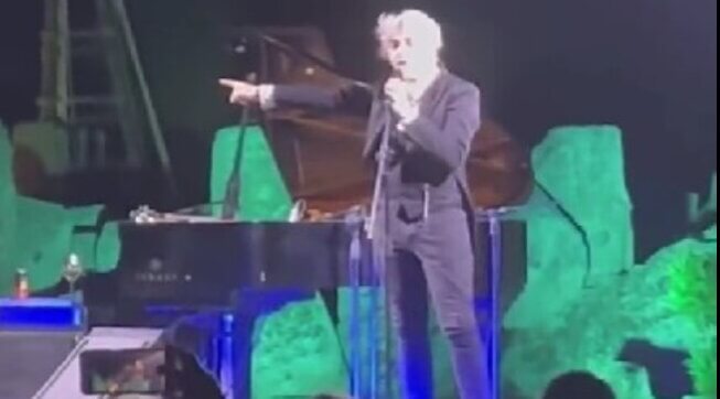 Morgan contro il pubblico a Selinunte, parolacce e insulti omofobi: “Fr*cio di m*rda”