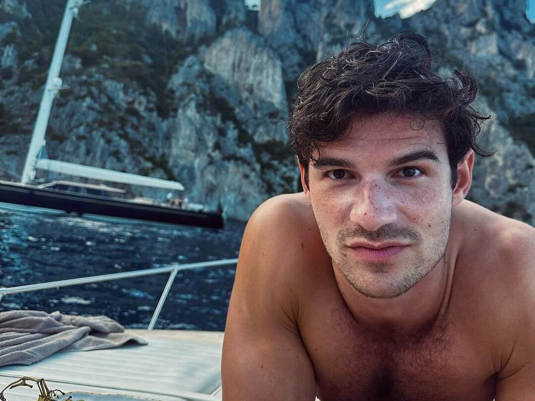 Vacanze italiane per Paul Forman: l’attore di “Emily in Paris” sbarca a Positano e conquista tuttə