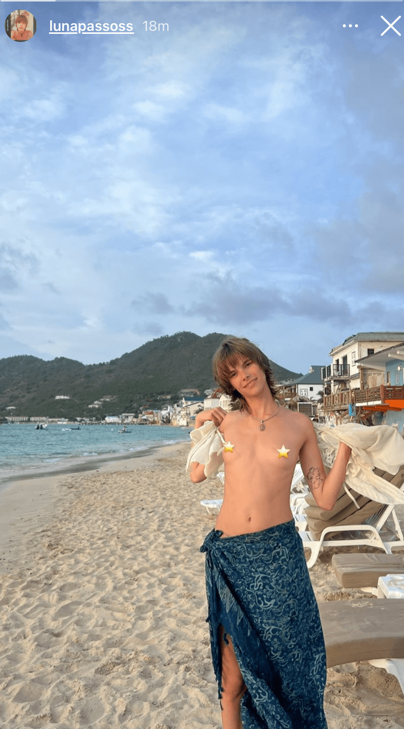 Victoria dei Maneskin e i topless d'amore con Luna Passos, le foto social - Victoria dei Maneskin e il topless damore con Luna Passos le foto social - Gay.it