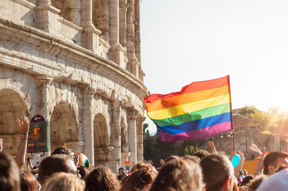 Metà degli Italiani favorevole alle adozioni gay