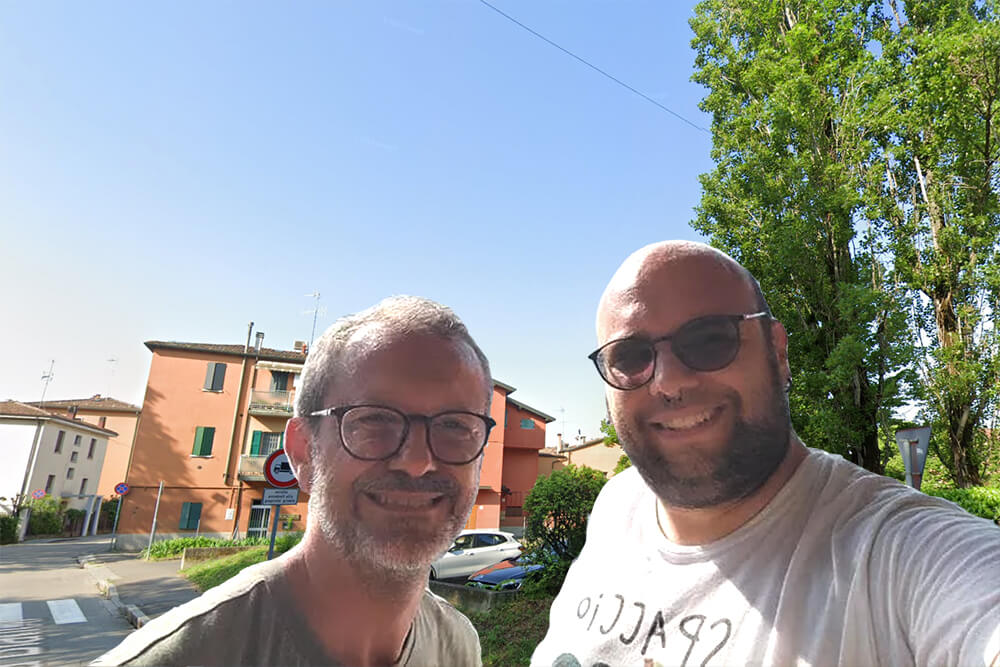 Bologna, Alessandro e Agostino vengono allo scoperto: vestiti bruciati e insulti, restano senza casa dopo l’aggressione omofobica di una gang di ragazzini, anche minorenni