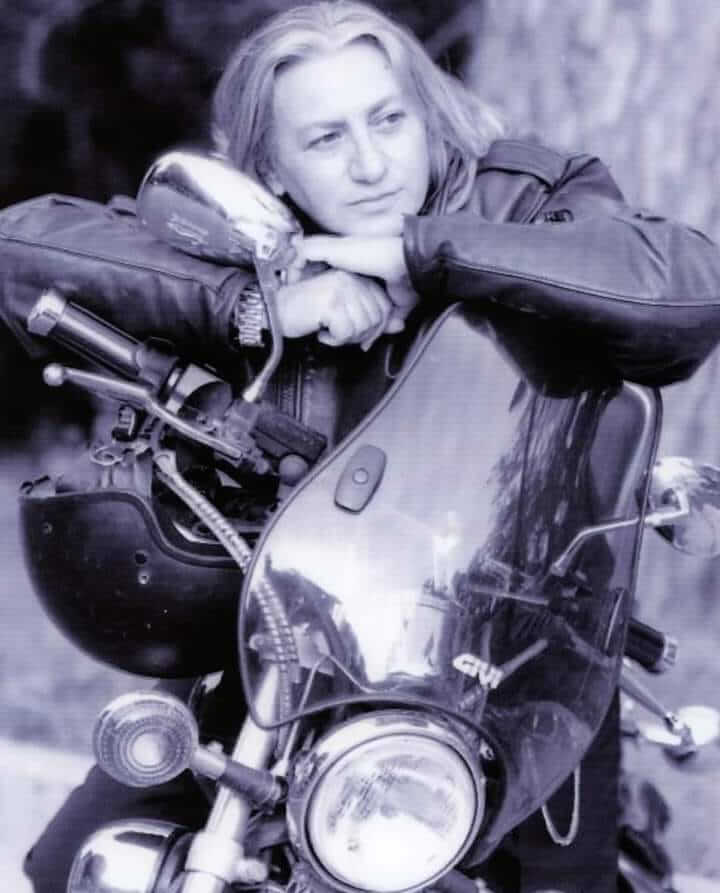 Addio Carmen Pignataro, luce del teatro femminista e queer - carmen pignataro in moto foto di ugo g caruso - Gay.it