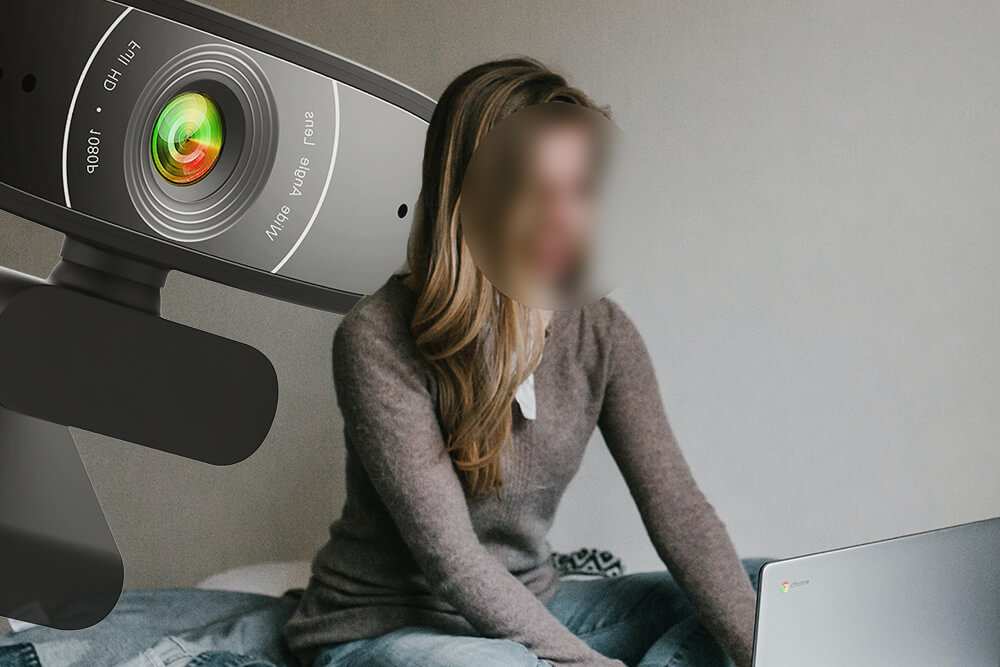 Un padre spia sua figlia lesbica con la webcam, perché? La ragazza lo denuncia