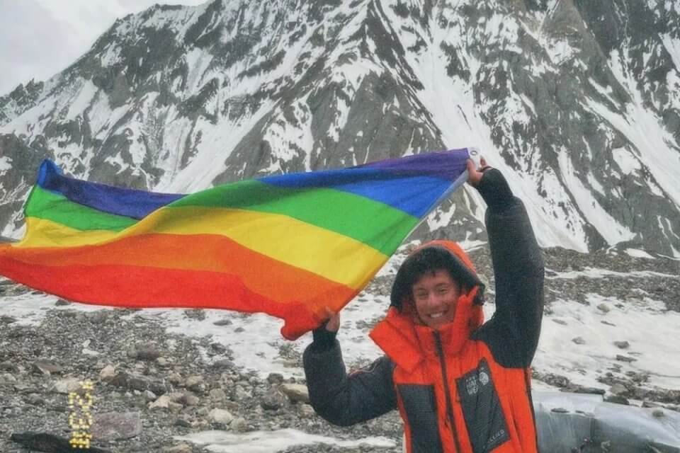 Aidan Hyman festeggia i suoi 20 anni scalando e issando una bandiera rainbow in cima al K2 - scalatore gay 2 - Gay.it