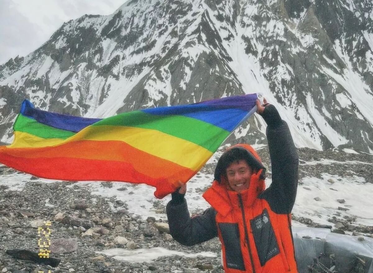 Aidan Hyman festeggia i suoi 20 anni scalando e issando una bandiera rainbow in cima al K2