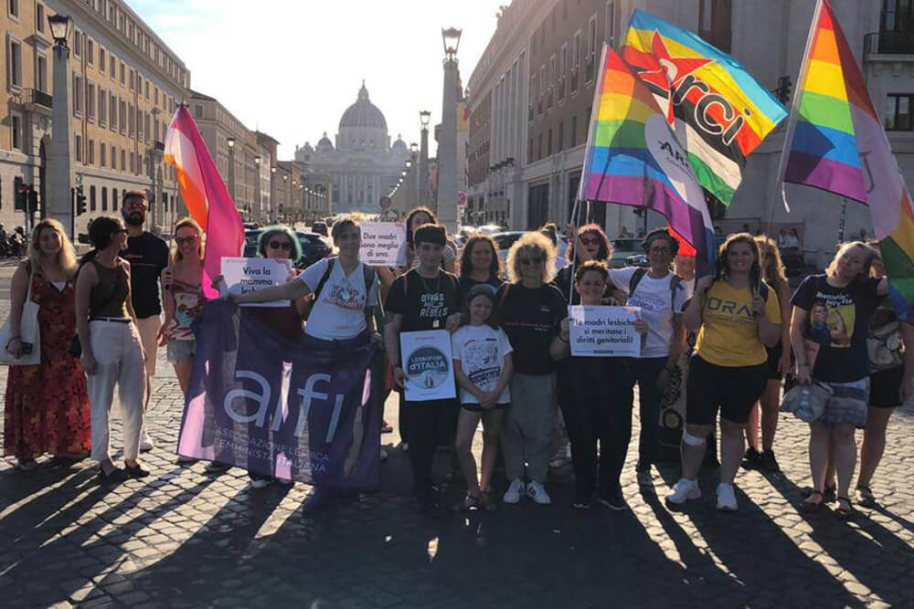 “Discriminazione che diventa violenza”, resoconto del sit-in delle madri lesbiche in Vaticano