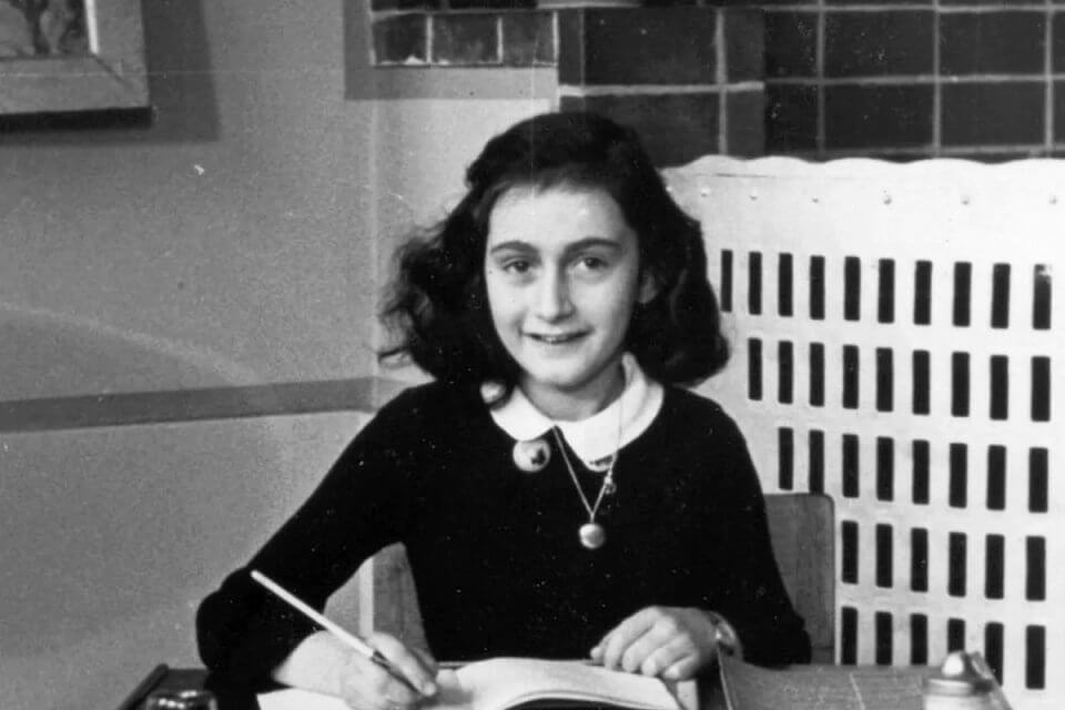 Insegnante licenziata per aver fatto leggere ai suoi studenti "passaggi lesbici" dal Diario di Anna Frank - Anna Frank - Gay.it