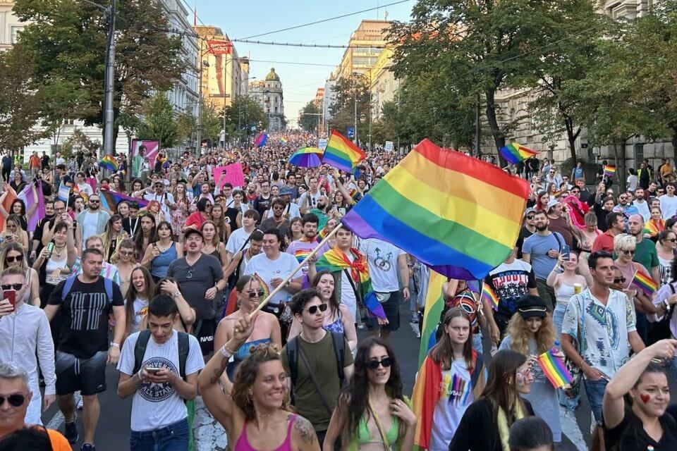 Belgrado Pride 2023, migliaia di persone in piazza sfidano l'omobitransfobico presidente Vučić - Belgrado Pride 2023 migliaia di persone in piazza sfidano lomobitransfobico presidente Vucic - Gay.it