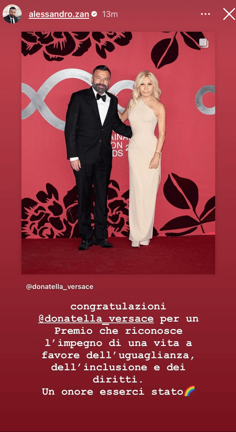 Donatella Versace premiata da Marco Mengoni per il suo sostegno ai diritti LGBTQIA+ - Donatella Versace premiata da Marco Mengoni per il suo sostegno ai diritti LGBTQIA 1 - Gay.it