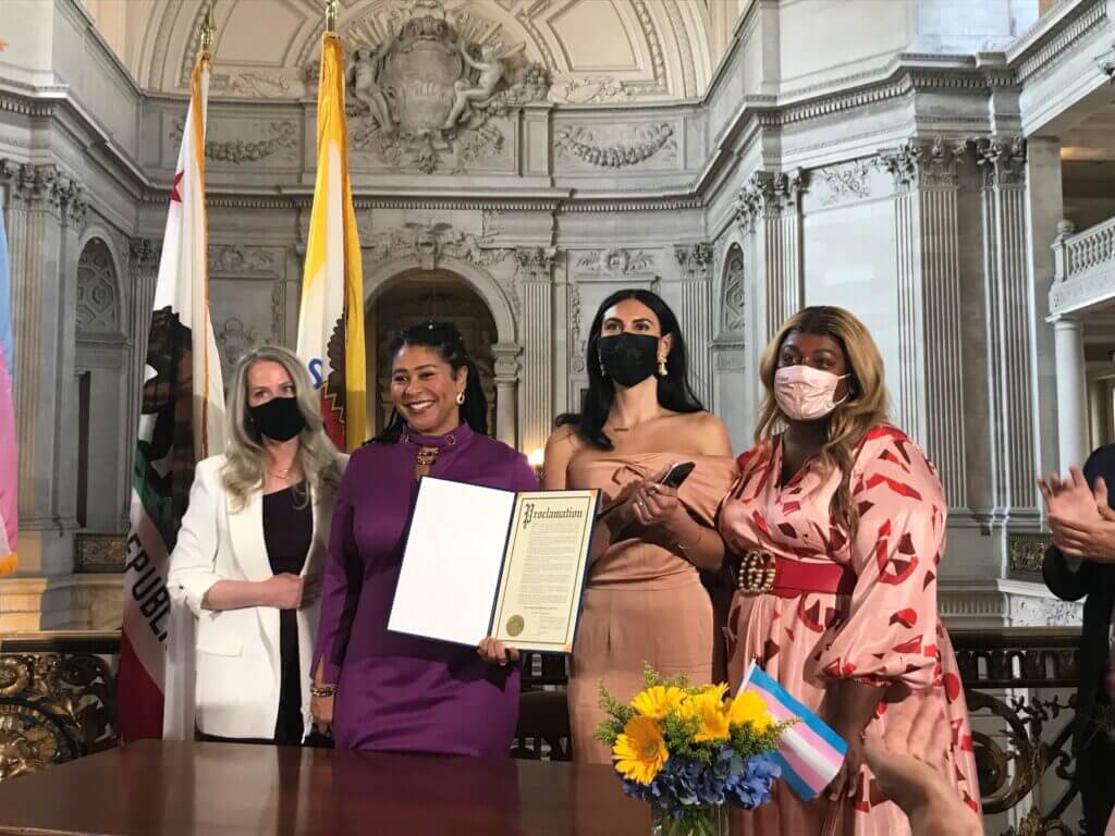 Il sindaco di San Francisco, London Breed, riconosce il mese di agosto come Transgender History Month nella contea di San Francisco (2021).