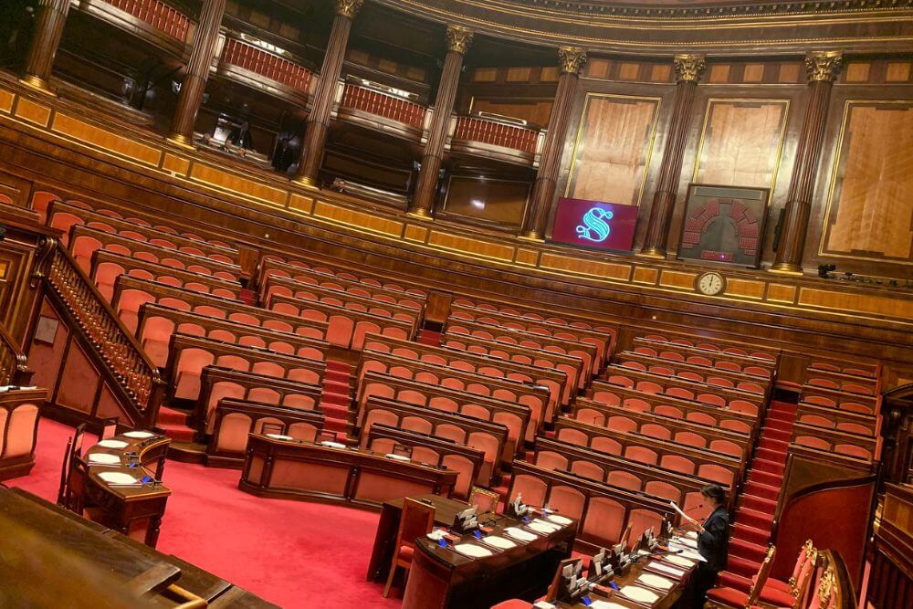 Roccella annuncia sblocco fondi Unar per la comunità LGBTQIA+ davanti al Senato vuoto