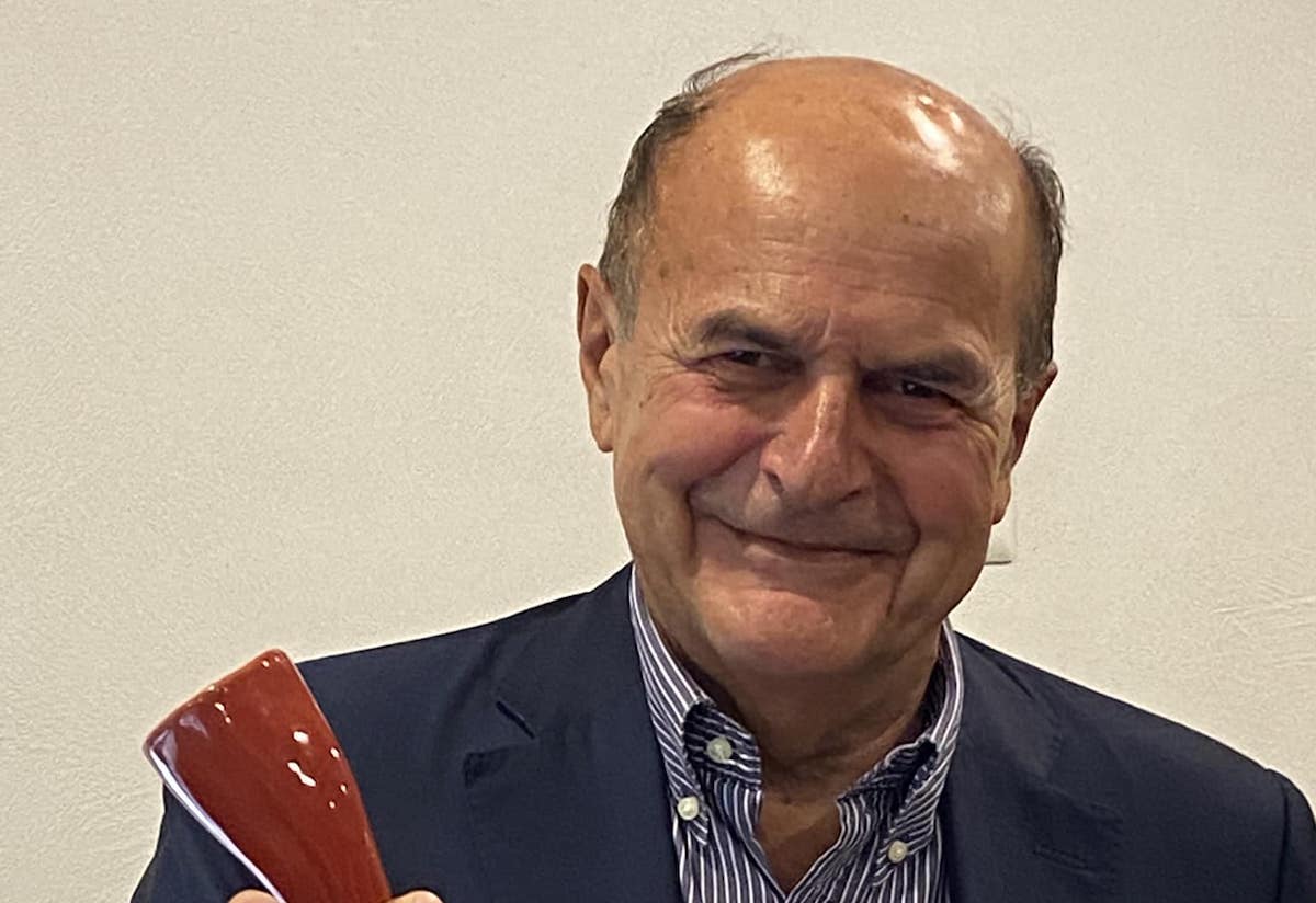 Bersani su Vannacci: “Se diamo dell’anormale a un gay, possiamo dare del cogli*ne a un generale?”. Il video è virale