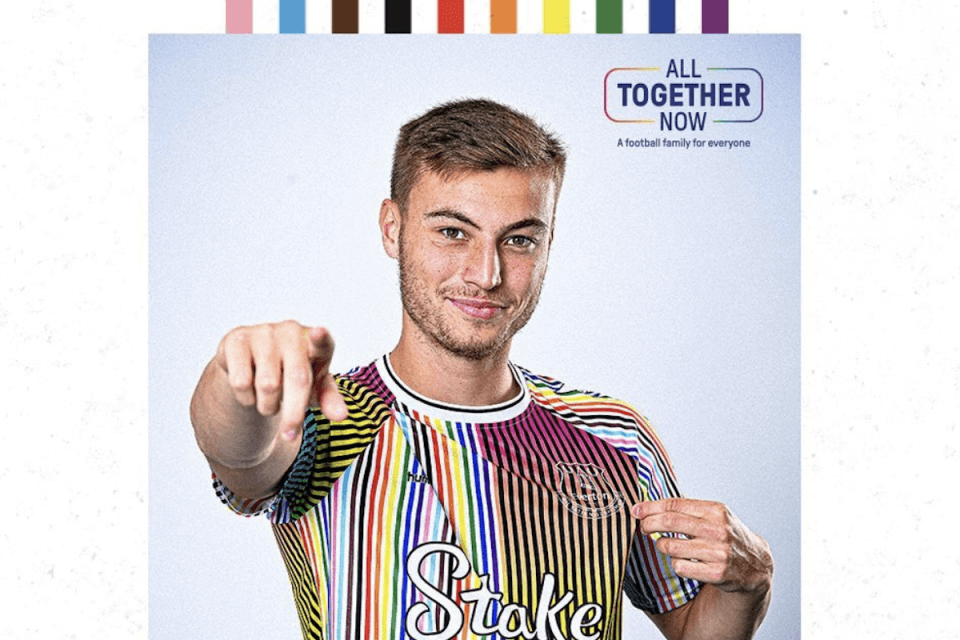 L'Everton presenta una nuova maglia arcobaleno per ricordarci "che il Calcio è per tutti" - everton - Gay.it