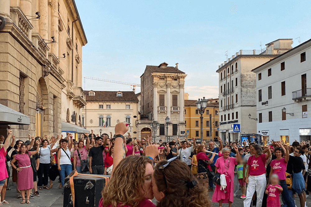 Figli orfani per decreto, famiglie omogenitoriali e sindaci sfidano la ferocia del Governo Meloni