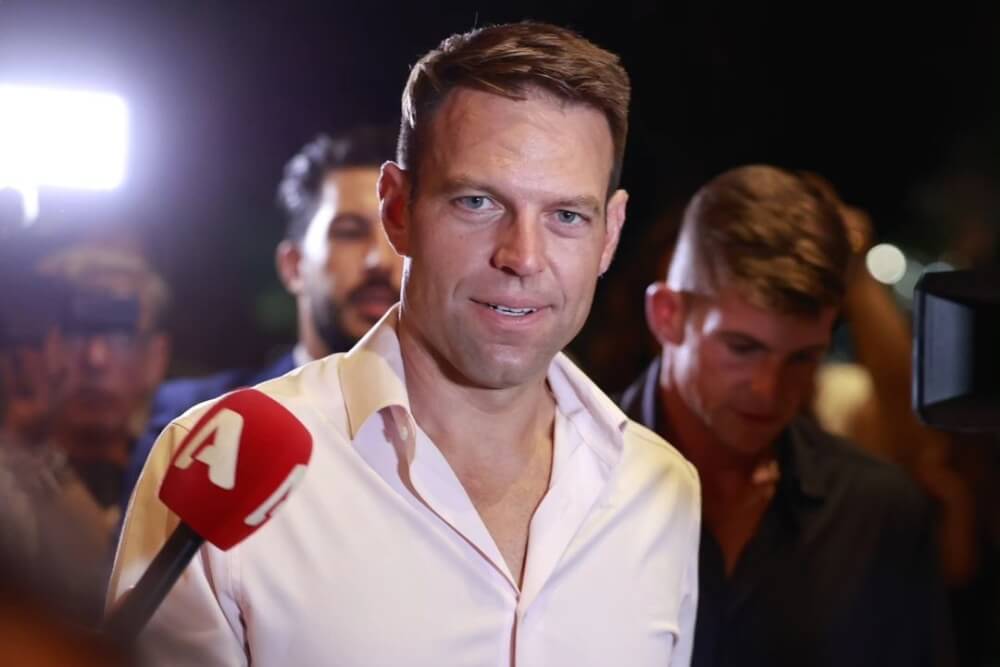 Grecia: Stefanos Kasselakis apertamente gay anticapitalista ed ex Goldman Sachs alla guida della sinistra radicale