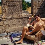 Jacob Elordi senza maglietta e baciato dal sole in ‘Saltburn’, la nuova foto ufficiale