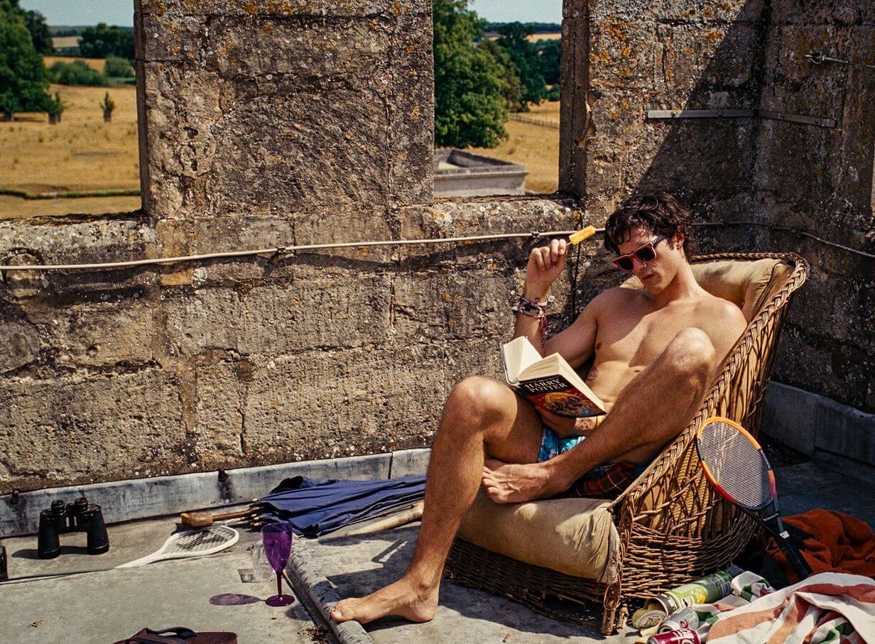 Jacob Elordi senza maglietta e baciato dal sole in ‘Saltburn’, la nuova foto ufficiale