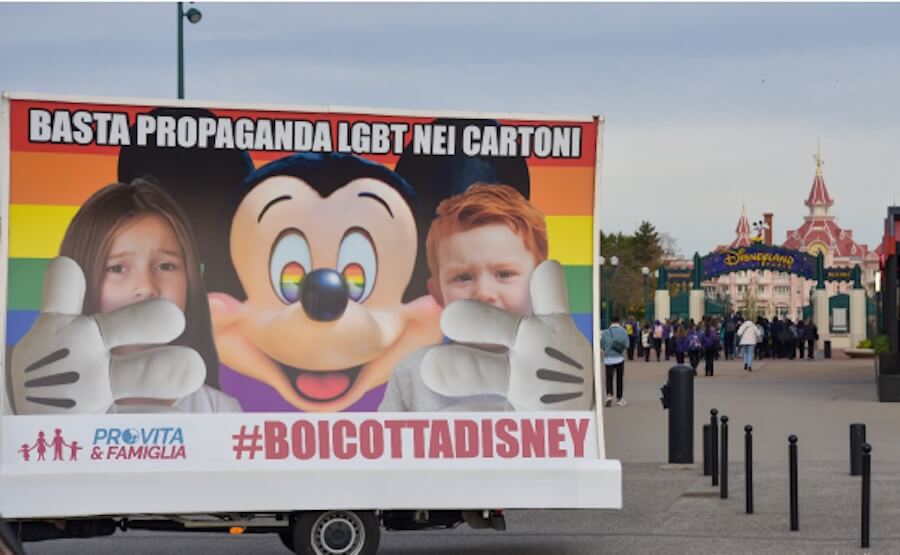100 anni di Disney, Pro Vita protesta a Disneyland Paris chiedendo il boicottaggio per propaganda LGBTQIA+ - 100 anni di Disney Pro Vita e Famiglia protesta a Disneyland Paris chiedendo il boicottaggio per propaganda LGBTQIA - Gay.it