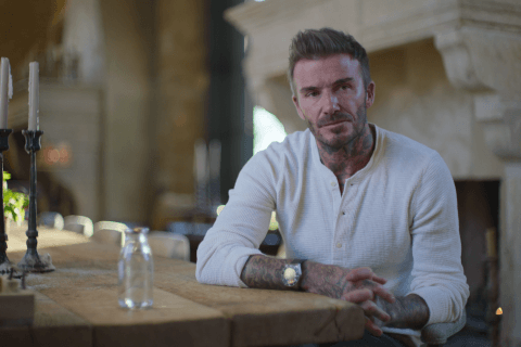 David Beckham difende la sua partecipazione ai mondiali in Qatar: "La comunità LGBTQIA+ si è sentita al sicuro" - Beckham n S1 E1 00 49 02 22 - Gay.it