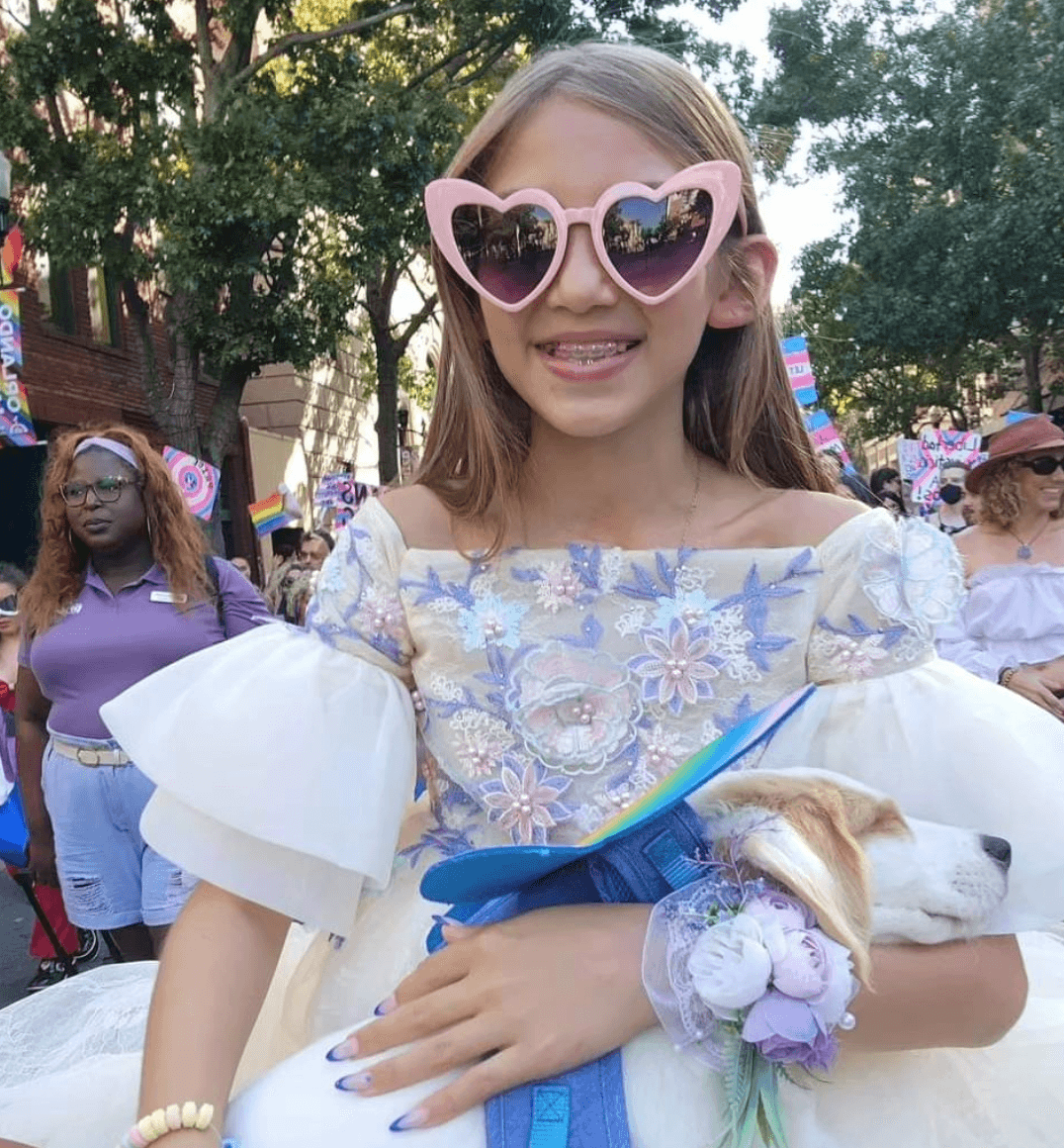 Orlando Pride 2023, in 200.000 a sfidare Ron DeSantis con una ragazzina trans di 11 anni in prima fila - Dempsey Jara 3 - Gay.it