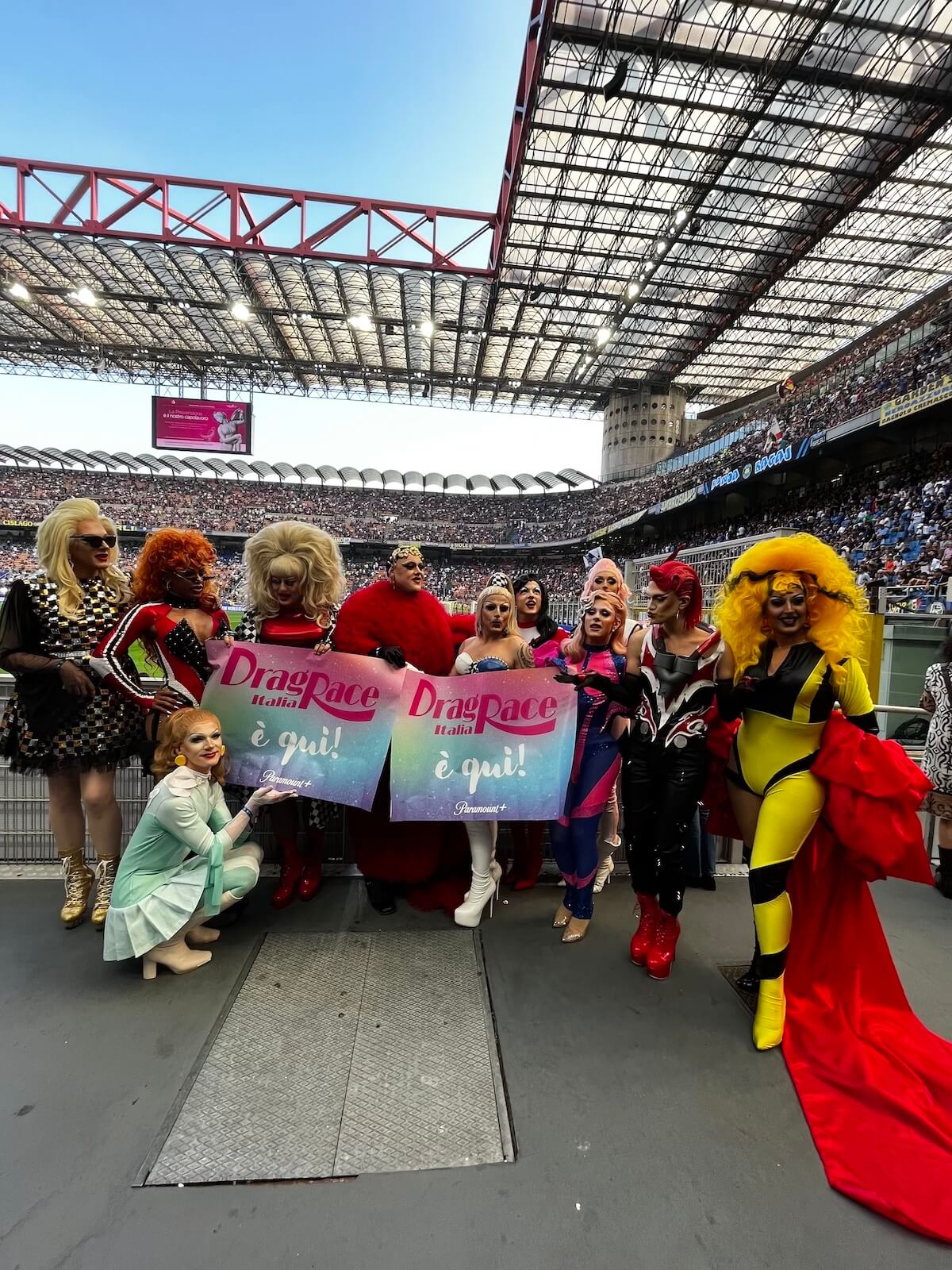 Pioggia di drag a San Siro per Inter-Bologna contro l'omobitransfobia nel calcio e lanciare Drag Race Italia 3 - Drag Race Italia 3 pioggia di drag a San Siro per Inter Bologna per dire basta allomobitransfobia nel calcio 2 - Gay.it