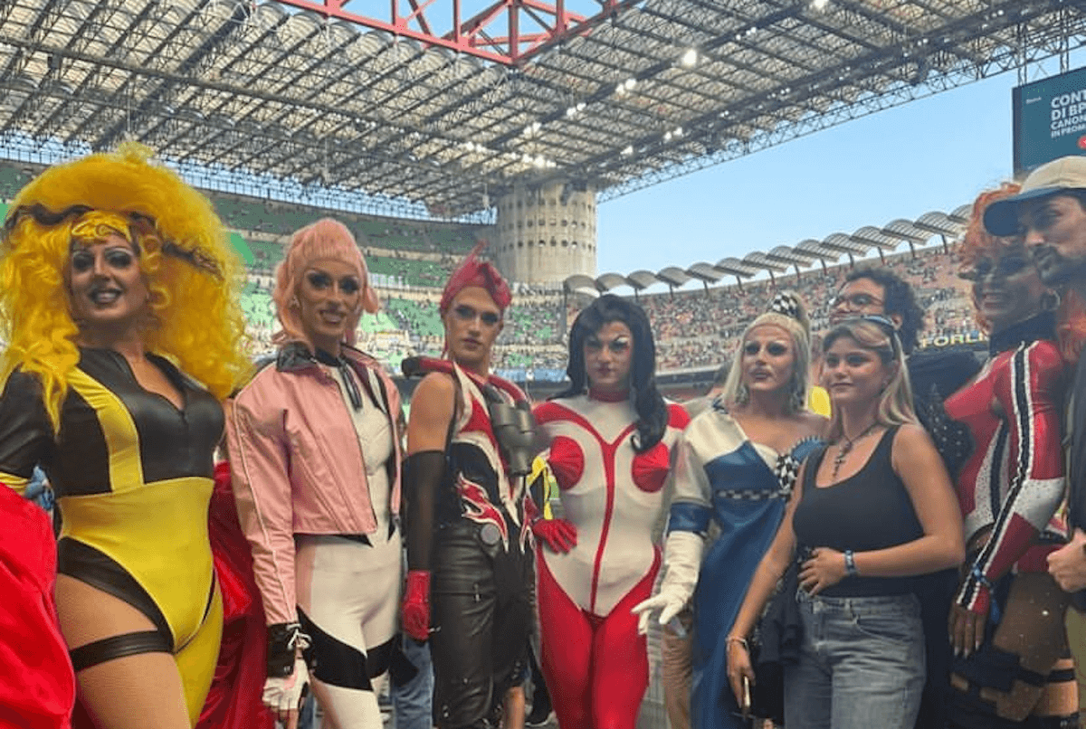 Pioggia di drag a San Siro per Inter-Bologna contro l'omobitransfobia nel calcio e lanciare Drag Race Italia 3 - Drag Race Italia 3 pioggia di drag a San Siro per Inter Bologna per dire basta allomobitransfobia nel calcio 3 - Gay.it