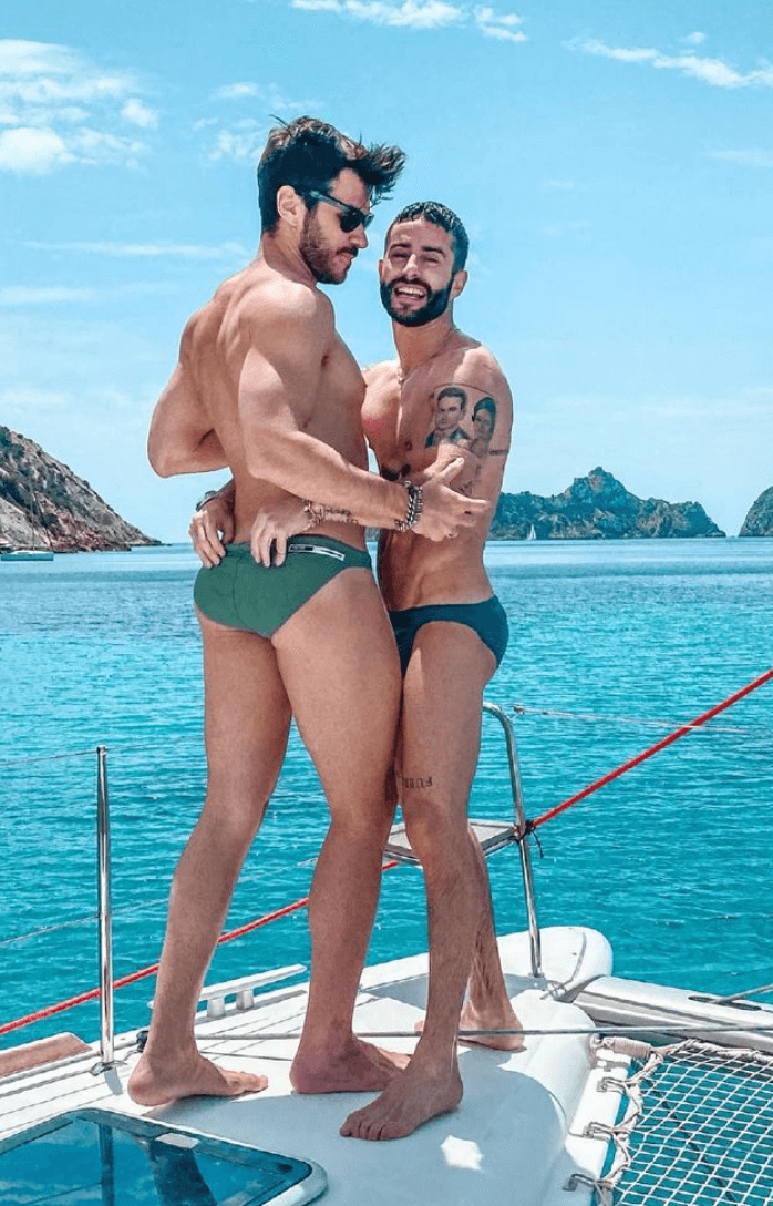 Ex mariti celebrano il divorzio con una torta e la festa diventa virale. "Un altro tipo di rottura è possibile" - Instagram Pelayo Diaz Zapico e Andy McDougall 2 - Gay.it