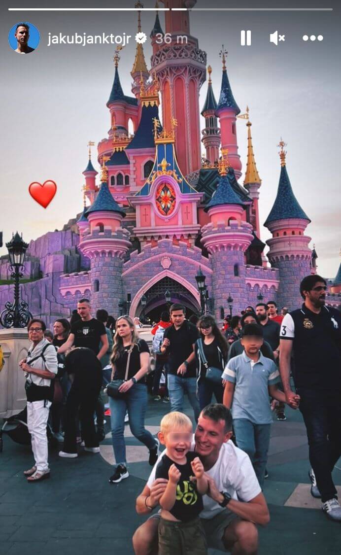 Jakub Jankto splendido papà a Disneyland Paris con suo figlio, le foto social - Jakub Jankto 2 censored - Gay.it