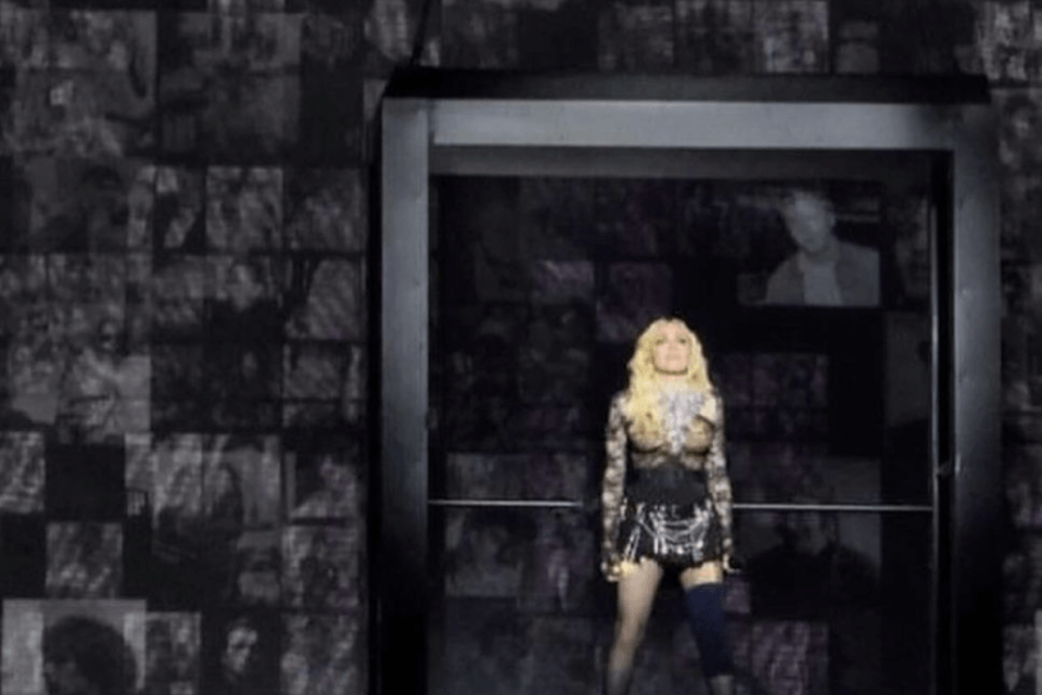 Celebration Tour, Madonna dedica "Live to Tell" alle vittime dell'aids - VIDEO - Madonna 1 - Gay.it